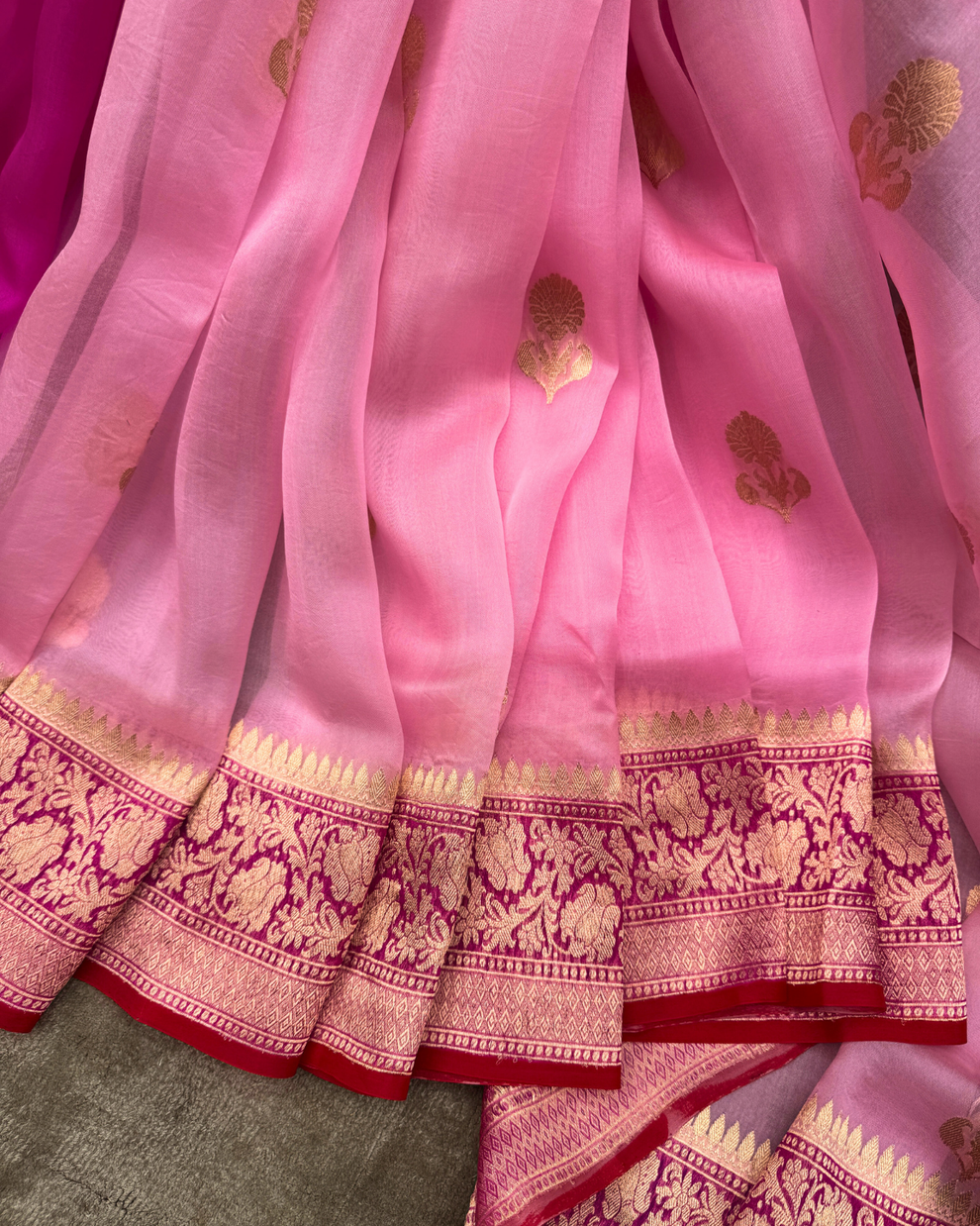 Contrasting red border with floral zari pattern on pink Kora silk saree