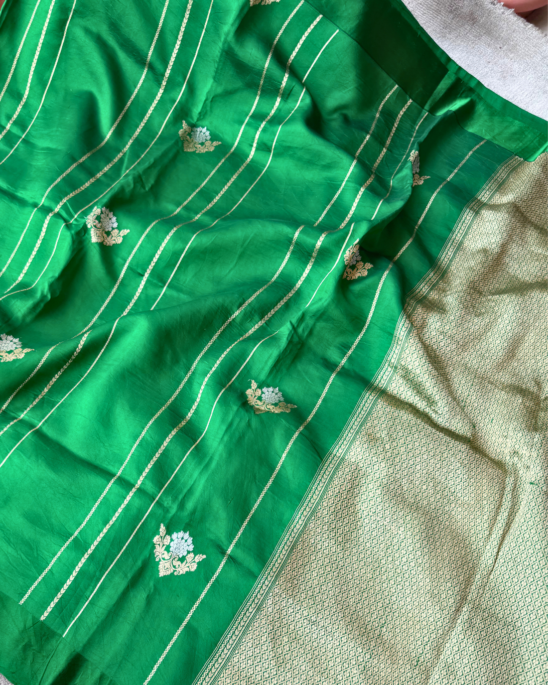 Pallu detailing on green pure Mulberry soft silk Banarasi saree