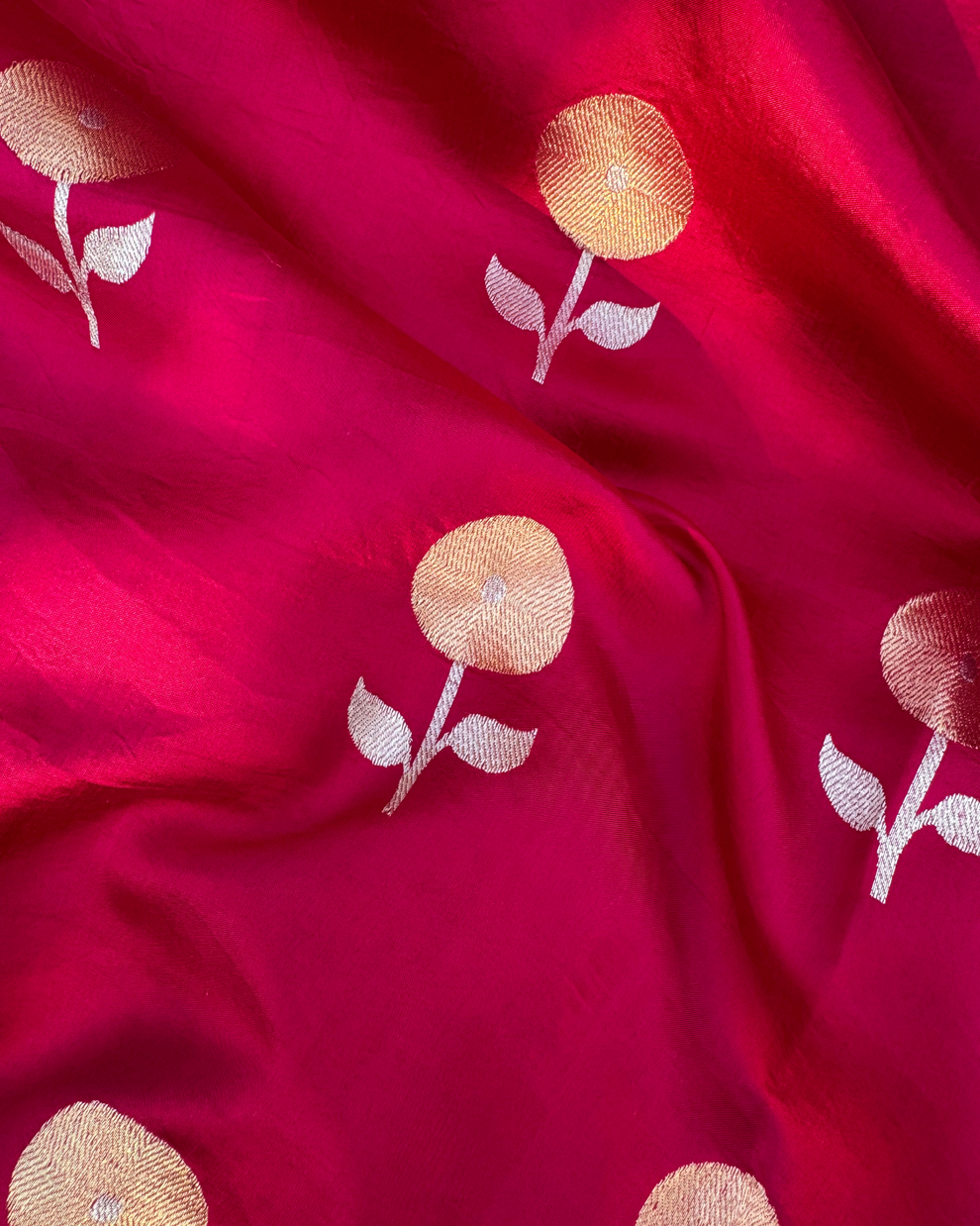 Pleats detail of dark pink pure Banarasi Mulberry soft silk handloom saree