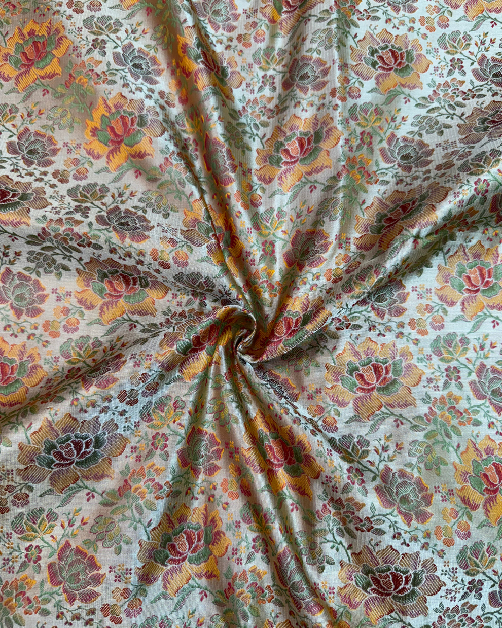 Smooth back and front texture of handwoven Jamawar Tanchui weave