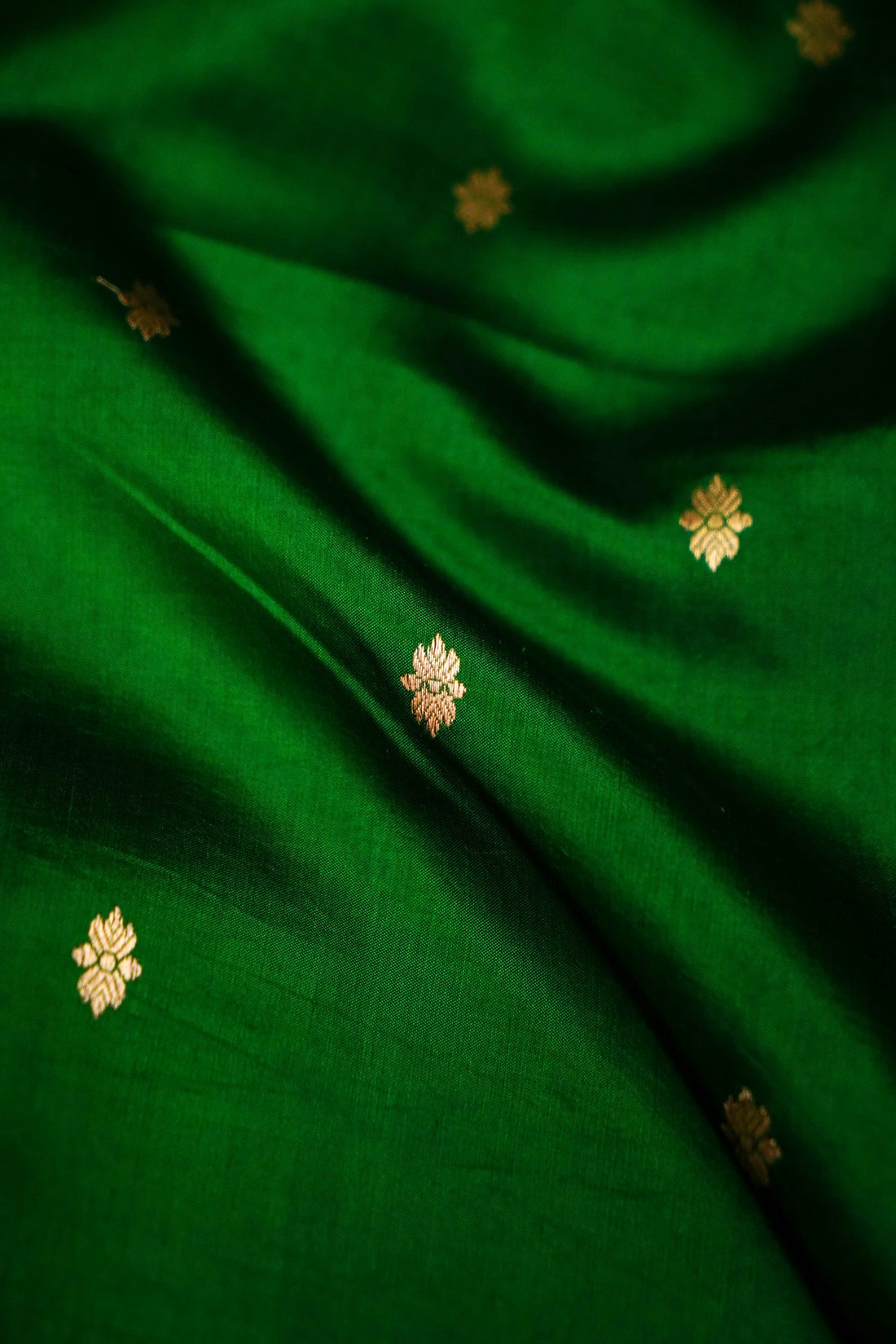 Handwoven Kadhua texture and pleats of green Mulberry Katan Banarasi saree