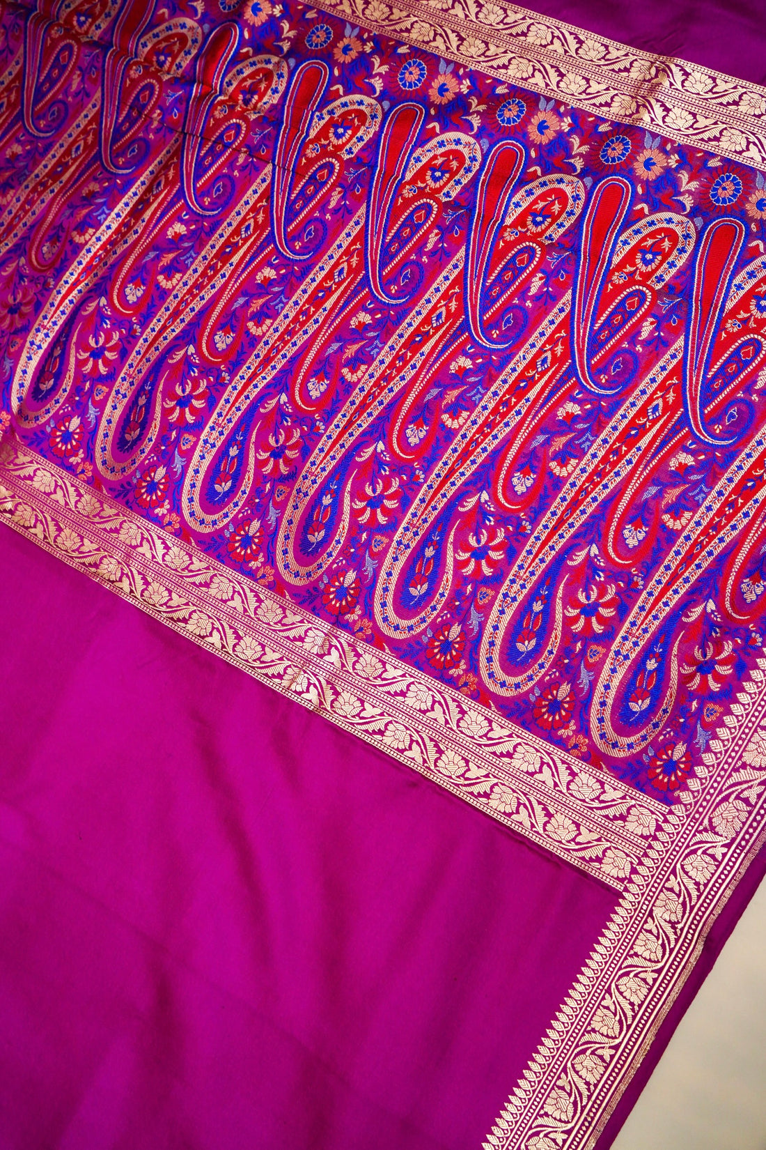 Border and pallu design of pink pure handloom Banarasi Mashru silk saree